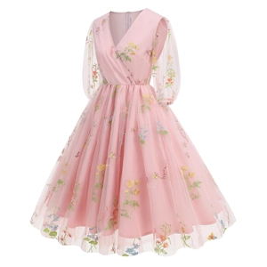 Dettaglio ricamo floreale e scritta 'Forget me not' su abito rosa in tulle scollo V