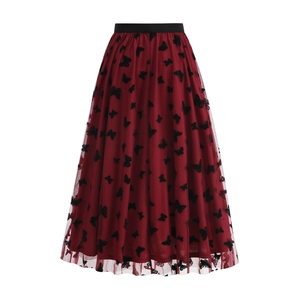 Dettaglio della gonna in tulle bordeaux con farfalle nere e vita elasticizzata