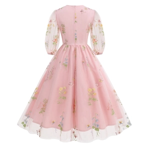 Dettaglio dell'abito in rete ricamato rosa con scritta Forget me not e zip posteriore