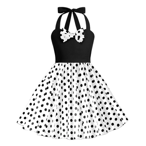 Dettaglio dell'abito vintage con corpino nero e fiocco a pois sullo scollo
