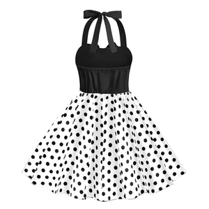 Dettaglio di un vestito vintage per bambina con scollo all'americana e pois bianchi