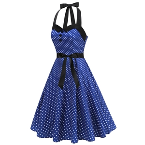 Détail d'une robe licou rétro à pois avec ceinture en satin et col à boutons