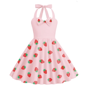 Dettaglio del vestito rosa a schiena scoperta da bambina con stampa fragole e fiocco sul collo