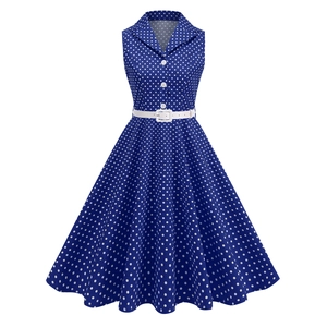 Détail de la robe bleu roi à pois avec revers en V et boutons blancs sur le devant
