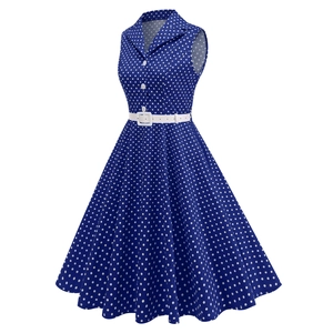 Détail d'une robe trapèze vintage à pois bleu marine avec col blanc et ceinture