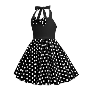 Dettaglio vestito vintage all'americana con motivo a pois bianco e nero e fiocco