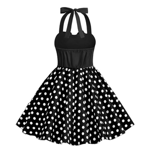 Dettaglio dell'abito bambina con scollo all'americana, schiena arricciata e pois retrò