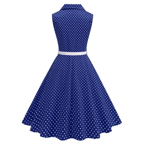 Vue arrière d'une robe sans manches bleu roi à pois avec ceinture blanche et jupe évasée