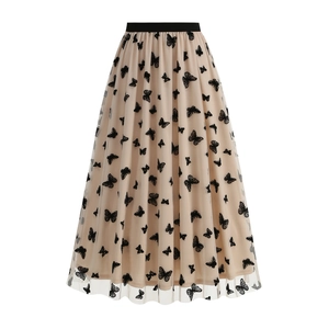 Gonna svasata in tulle a vita alta con eleganti ricami a farfalla neri ed elastico in vita