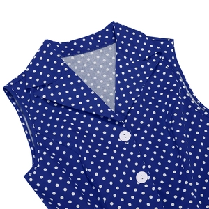 Détail de la robe vintage à pois bleus montrant le col à revers et les boutons