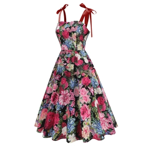 Dettaglio di un abito vintage con stampa floreale, nastri rossi e silhouette a trapezio