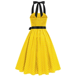 Détail de robe vintage jaune à pois avec licou et ruban noir noué pour un look rétro