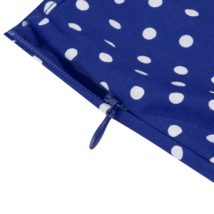Détail de la fermeture éclair invisible sur la robe à pois bleu roi élégante