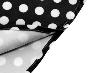 Dettaglio dell'abito vintage a pois con cucitura a doppio ago su tessuto di alta qualità