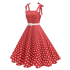 Robe rétro rouge à pois avec bretelles à nœuds réglables et ceinture blanche