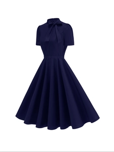 Elegante abito blu navy con fiocco, maniche corte e silhouette svasata a trapezio