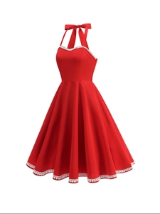 Robe dos nu rouge avec bordure à pompons blancs et jupe évasée trapèze