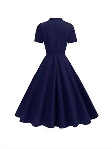 Dettaglio del retro dell'abito blu navy vintage con colletto alto e cerniera lampo
