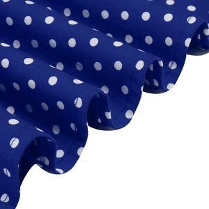 Gros plan détaillé sur tissu sergé bleu à pois avec coutures nettes et drapé élégant