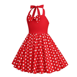 Dettaglio dell'abito rosso a pois bianchi con scollo all'americana e fiocco