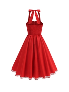 Robe longue rétro en satin rouge avec bordure à volants et dos élastiqué smocké