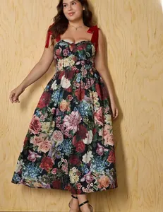 Dettaglio dello scollo a cuore e dei fiocchi di nastro rosso sul vestito a fiori