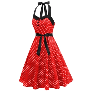 Détail de robe vintage à pois rouges avec licou et nœud papillon en ruban de satin noir