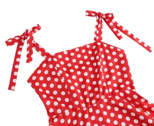 Détail de robe à pois rouges et blancs avec bretelles nouables ajustables aux épaules