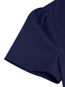 Dettaglio della manica blu scuro con eleganti pieghe e cuciture di alta qualità del vestito