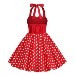Dettaglio del retro di un abito rosso a pois con fiocco e vita elastica sul retro
