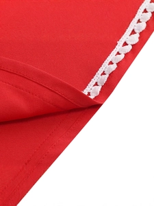 Robe bustier en satin rouge avec bordure en dentelle blanche à trois couches et finitions