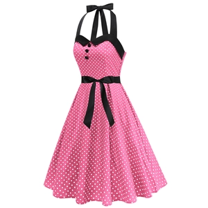 Détail d'une robe vintage rose à pois avec nœud licou et ceinture en satin noir