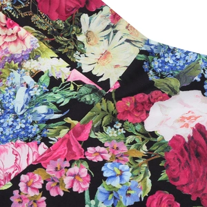 Dettaglio ravvicinato della stampa floreale con rose su tessuto nero stile Hepburn
