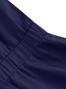 Dettaglio ravvicinato della lavorazione punto smock e del tessuto blu navy