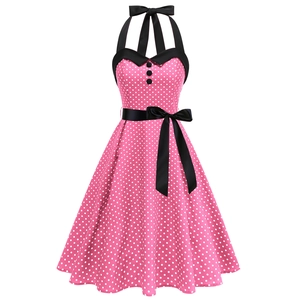 Détail de la robe licou rose à pois avec col noir et ceinture en ruban de satin noir