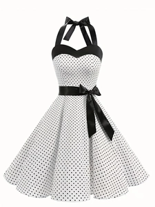 Détail de la robe blanche à pois avec col licou et ruban noir noué à la taille