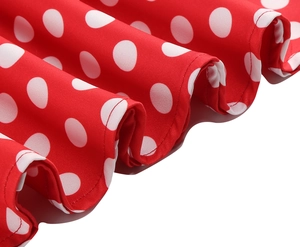 Détail de robe rouge à pois montrant des plis lisses et des coutures de qualité