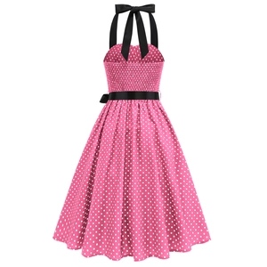 Détail de la robe rose à pois avec licou et nœud en ruban de satin noir élégant