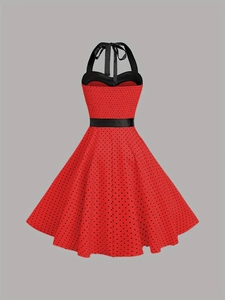 Détail de la robe rouge à pois avec un nœud en velours noir et un décolleté licou