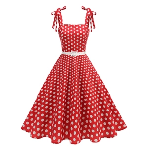 Détail d'une robe rouge à pois avec ceinture blanche et design vintage à taille haute élégante