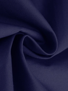 Vista macro del tessuto blu scuro con trama a saia fine e dettagli eleganti del drappo