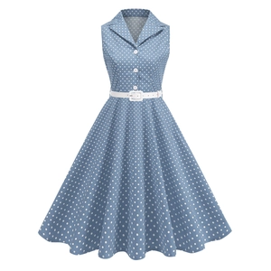 Robe rétro sans manches bleu clair à pois avec col en V et ceinture blanche à la taille