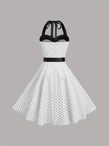 Détail du dos nu avec des liens de cou en satin noir et un motif classique à pois blancs