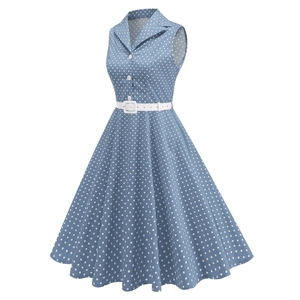 Détail de la robe sans manches à pois bleu clair avec revers rétro et ceinture