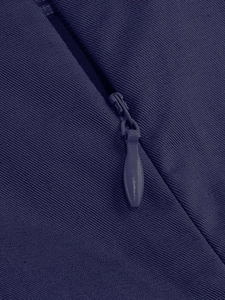 Dettaglio della cerniera invisibile sul retro del vestito lungo blu scuro stile vintage