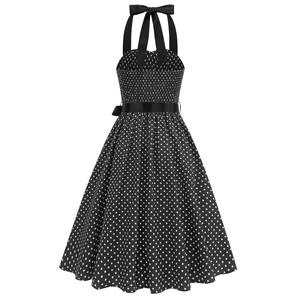 Vue détaillée du dos d'une robe licou à pois avec nœud et dos élastique froncé