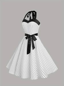 Vue détaillée de la robe dos nu à pois avec décolleté en cœur et nœud à la taille