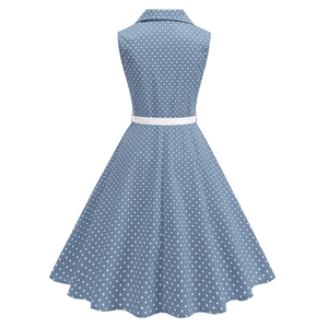 Vue arrière d'une robe vintage à pois montrant la taille haute et la ceinture blanche