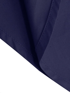 Dettaglio della trama in saia blu navy con cuciture di alta qualità sul bordo dell'abito