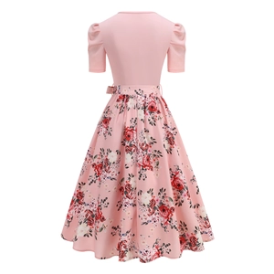 Dettaglio del retro di un abito rosa vintage con gonna floreale e maniche a sbuffo